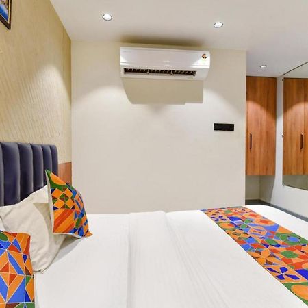 Hotel Solitaire Tower - Top Rated Area- In House Parking Vrindāvan المظهر الخارجي الصورة