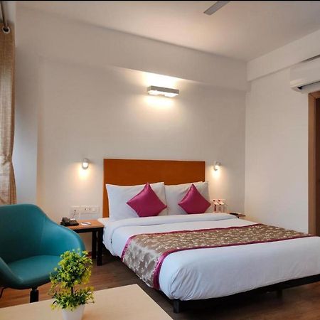 Hotel Solitaire Tower - Top Rated Area- In House Parking Vrindāvan المظهر الخارجي الصورة