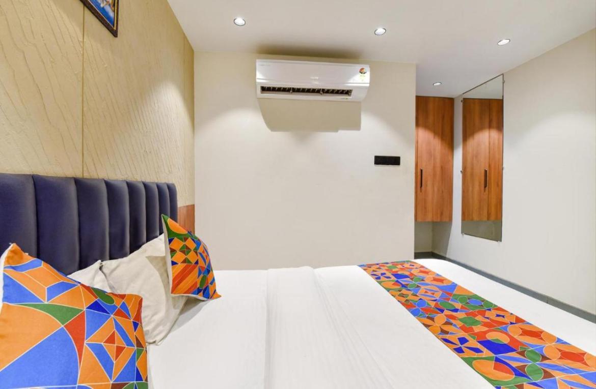Hotel Solitaire Tower - Top Rated Area- In House Parking Vrindāvan المظهر الخارجي الصورة