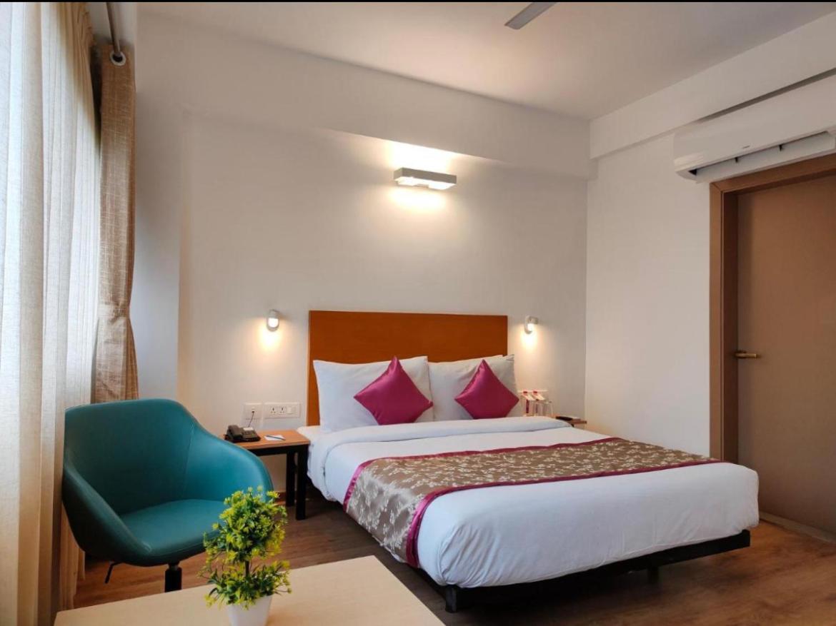 Hotel Solitaire Tower - Top Rated Area- In House Parking Vrindāvan المظهر الخارجي الصورة