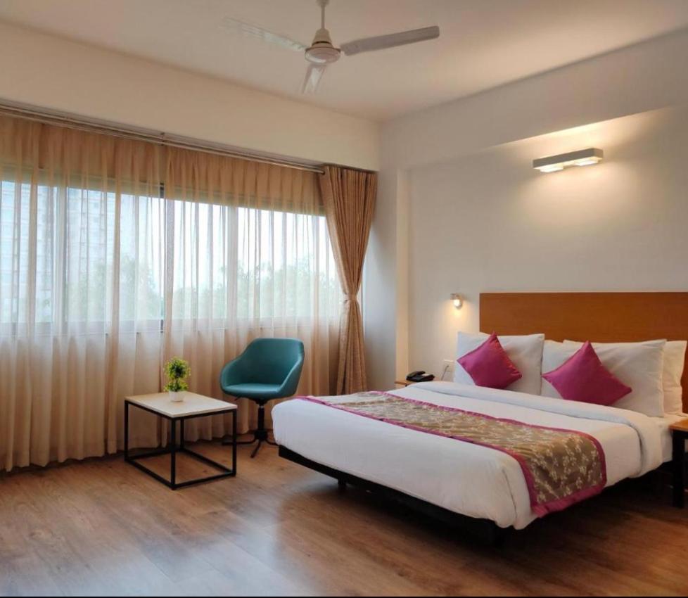 Hotel Solitaire Tower - Top Rated Area- In House Parking Vrindāvan المظهر الخارجي الصورة