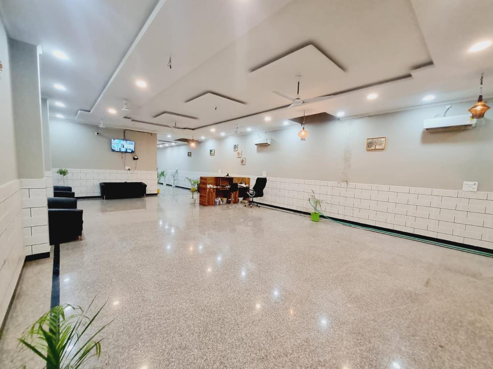 Hotel Solitaire Tower - Top Rated Area- In House Parking Vrindāvan المظهر الخارجي الصورة